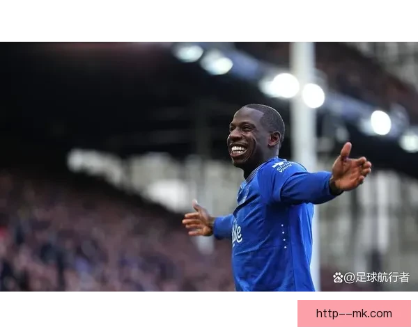 杜库雷中场频频后插上助攻进球引领埃弗顿攻势